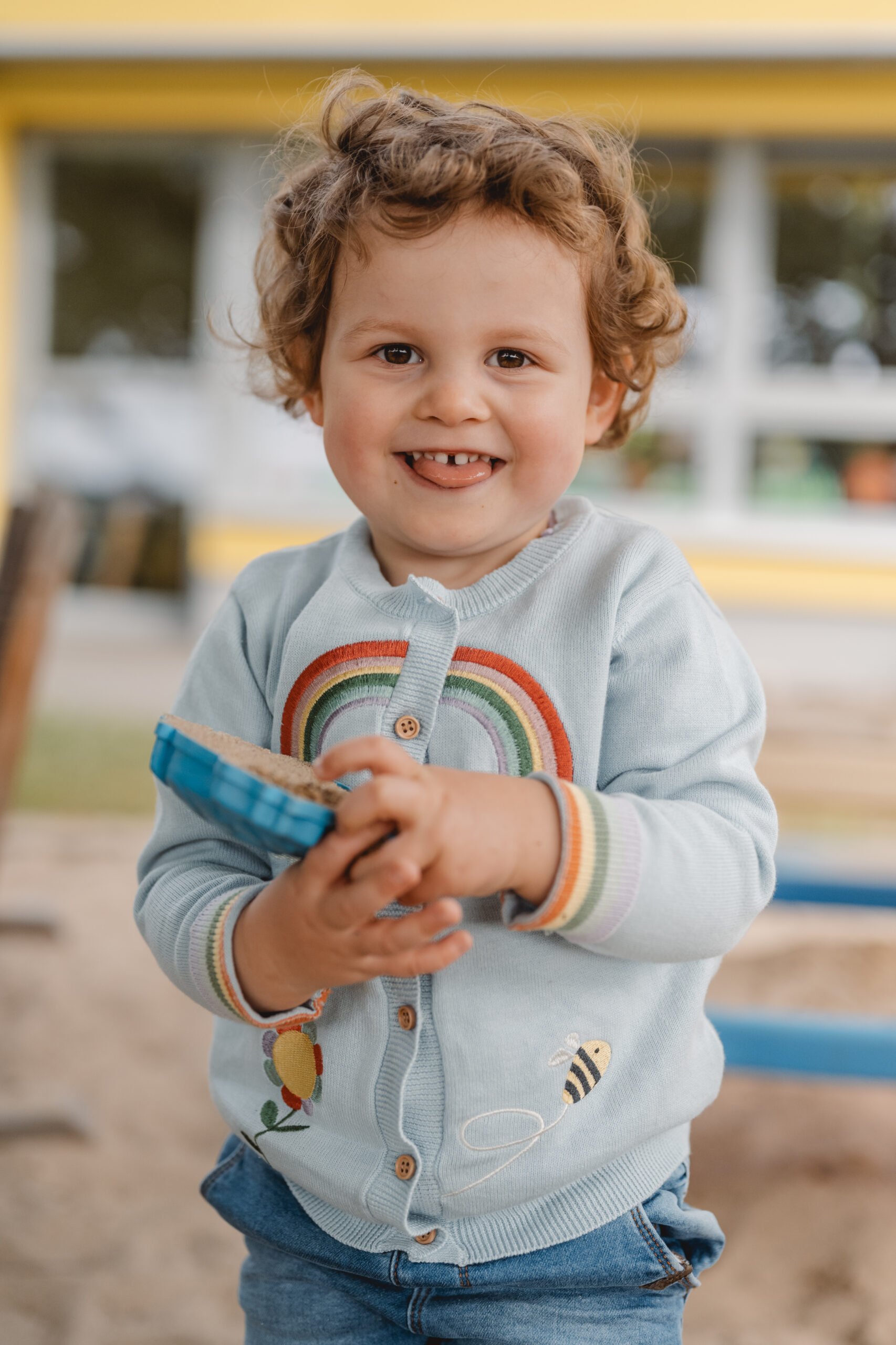 fröhliches Mädchen, natürlich fotografiert, natürliche Kitafotografie, natürliche Familienfotografie, spielendes Kind